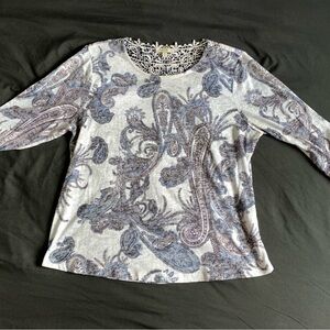 LAURA PETITES PAISLEY PRINT BLOUSE WITH LACE DETAILS AND 3/4 SLEEVES WOMENS M